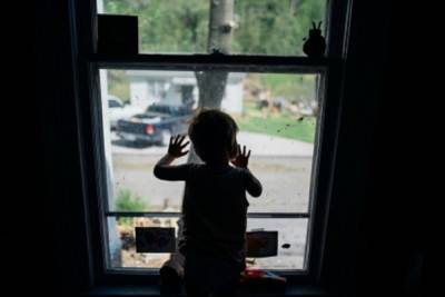 Из окна квартиры в Тверской области выпал годовалый малыш