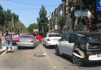 В Одессе авто влетело в остановку: есть пострадавшие (фото)