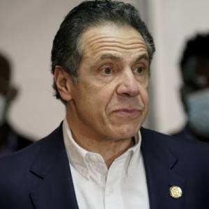 Губернатор Нью-Йорка после обвинений в домогательствах покинет свой пост