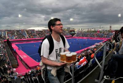Кабмин планирует вновь разрешить продажу пива на стадионах