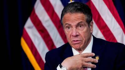 Губернатор Нью-Йорка, обвинённый в домогательствах, уходит в отставку
