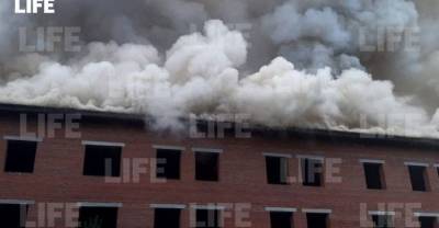 Мощный пожар охватил трёхэтажное здание возле психбольницы в Подмосковье