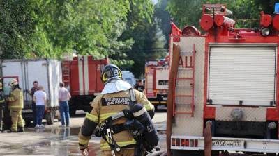 Спасатели потушили пожар в здании рядом с психбольницей в Подмосковье