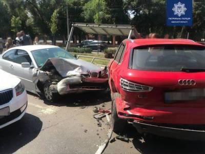 В Одессе BMW столкнулся с тремя автомобилями и влетел в остановку общественного транспорта, пострадали люди – полиция