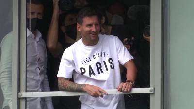 Аргентинский футболист Лионель Месси прилетел в Париж для подписания контракта с ПСЖ