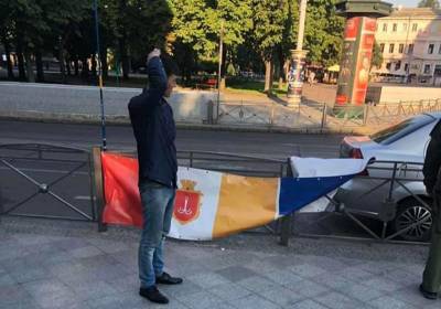 Третья попытка: в центре Одессы снова покушались на баннер с флагом и гербом Украины – что ждало вандала? (видео)