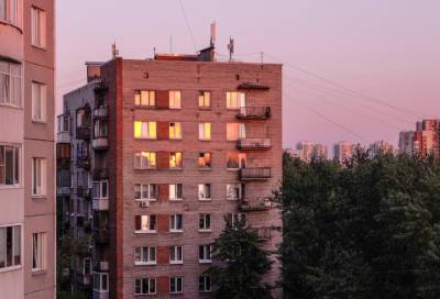В Кудрово девушка осталась жива после падения с восьмого этажа