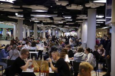 В Петербурге возобновили работу более 120 ресторанов и кафе
