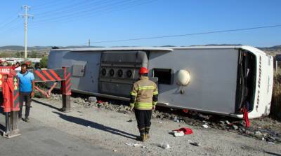 Пассажирский автобус перевернулся в Турции, пострадали 33 человека