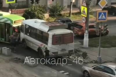 В центре Курска подрались водители троллейбуса и легковушки