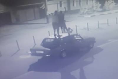 19-летний курянин стал фигурантом уголовного дела за танцы на крыше чужого автомобиля