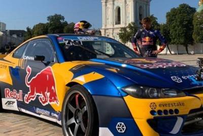 Компания Red Bull извинилась перед киевлянами за дрифт на Софийской площади
