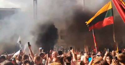 Полиция Литвы применила слезоточивый газ против протестующих у парламента