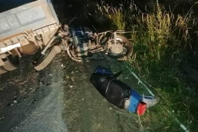 Мотоциклист врезался в стоящий грузовик и скончался в посёлке Амазар