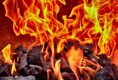 В Петербурге мужчину спасли из горящей кухни