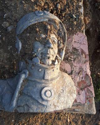 Разбитый памятник Гагарину бросили на берегу моря на Сахалине