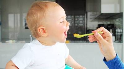 Малыш очень не любит делиться едой - эта реакция бесподобна! (Видео)