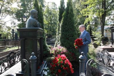 Губернатор Петербурга возложил цветы на могилу Анатолия Собчака