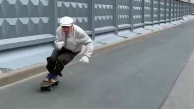 Немецкий журналист восхитился пенсионером на скейтборде из Петербурга
