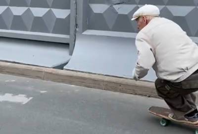 Немецкого журналиста восхитил 73-летний скейтбордист из Петербурга
