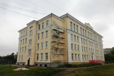 На здании школы в Смоленске создают граффити с Юрием Гагариным
