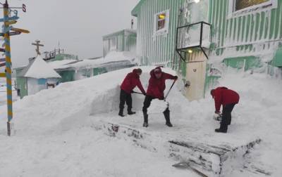 Полярную станцию Академик Вернадский замело снегом