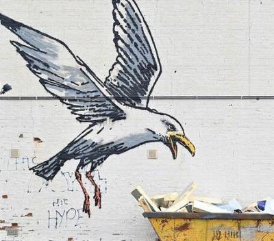 В пяти британских курортных городах обнаружили новые граффити Бэнкси