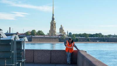 Мигрантов в петербургской "Галерее" будут вакцинировать дороже, чем в Москве