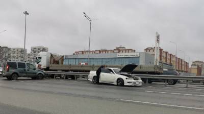 После столкновения обе машины оказались в отбойниках на объездной в Тюмени