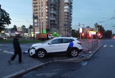 На Ленинском проспекте автомобиль каршеринга снес ограждение