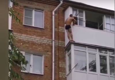 Мужчина как Spider-Man летал по балконам многоэтажки под Ростовом, его еле спасли