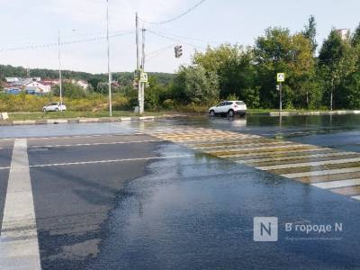 Вода второй день заливает улицу Академика Сахарова