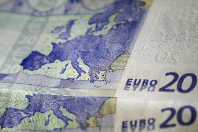 Доллар укрепляется к евро и иене