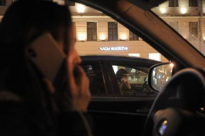 Опрос показал, что почти 90% россиян пользуются мобильником за рулем