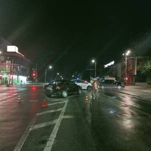 В Запорожье водитель «Ауди» проехал на красный сигнал светофора и врезался в «Ситроен». Фото