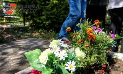 Житель Новосибирска отсудил у ритуальной фирмы почти 250 тысяч рублей за беспорядок на могиле