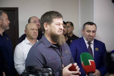 «Познакомил со своим попугаем» — Кадыров получил премию за видеорепортажи
