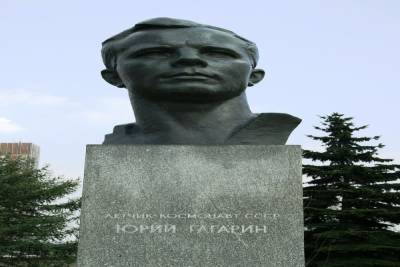 На Сахалине выбросили памятник Гагарину