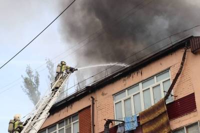 В Махачкале горит крыша жилого дома