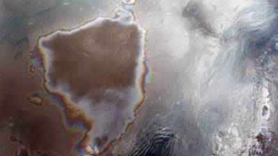 В РАН оценили площадь разлива нефтепродуктов в море под Новороссийском