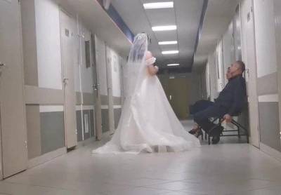 В Петергофе жениха увезли со свадьбы в отдел полиции за стрельбу из сигнального пистолета