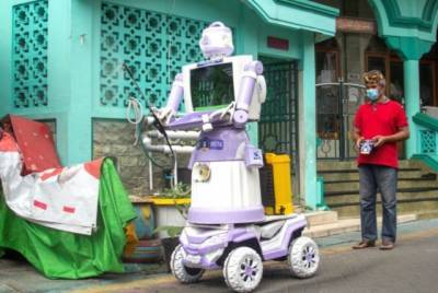 В индонезийской деревне из ненужного хлама собрали робота, помогающего больным COVID-19