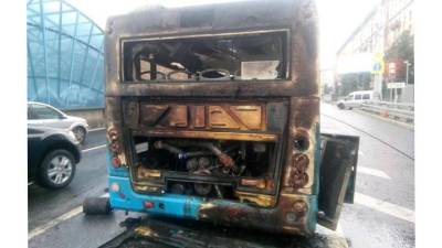 Появились кадры со сгоревшим рейсовым автобусом на Ленинградском проспекте в районе Сокол