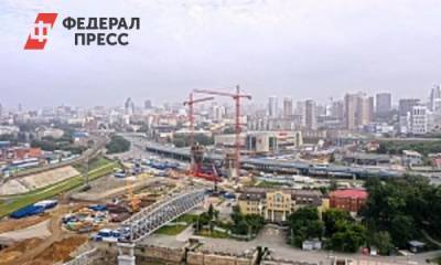 В Новосибирске провалившийся асфальт ограничил движение автомобилей