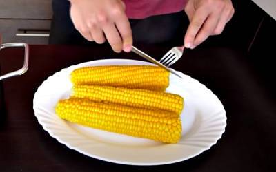 Проблем не оберетесь: кому ни в коем случае нельзя есть вареную кукурузу, ответ диетологов