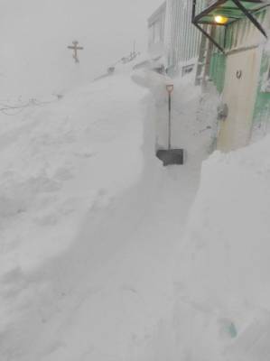 В Антарктиде украинских полярников засыпало снегом (ФОТО)