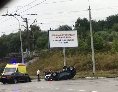 В аварии с перевернувшейся легковушкой в Рязани пострадал водитель