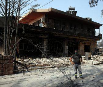 Выгоревшие дома и кучи пепла: что осталось от городов Греции после лесных пожаров. ФОТО