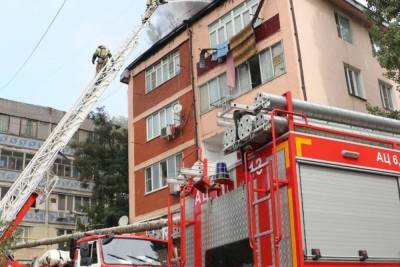 Пожарные ликвидировали открытое горение на крыше пятиэтажки в Махачкале
