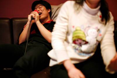 Китайские власти запретят петь в караоке «безвкусные» песни